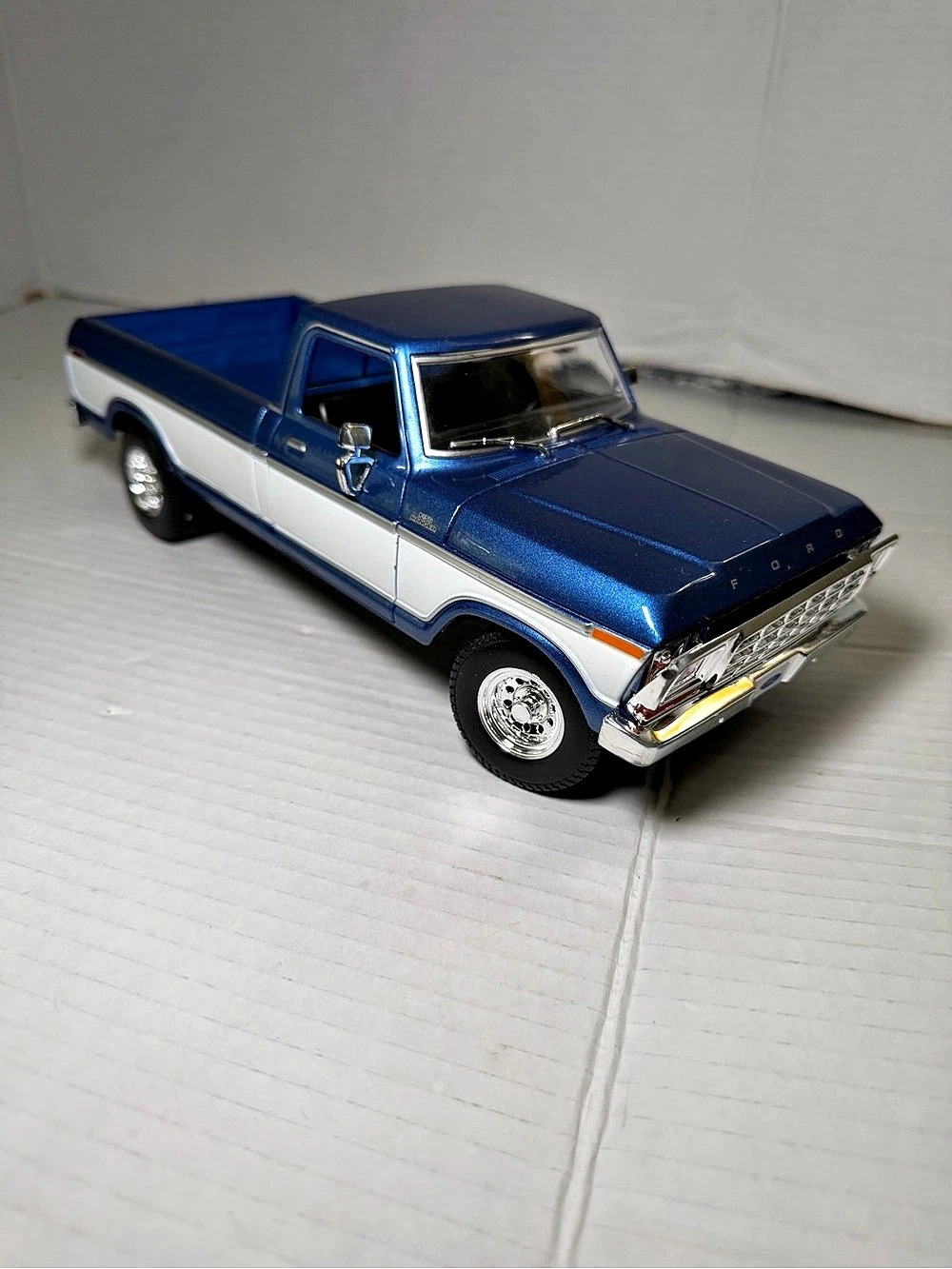 Maisto 1:20 1979 Ford F-150 Pickup Truck Diecast Model Blue/White